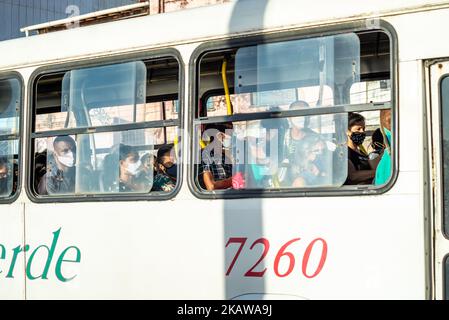 Salvador, Bahia, Brasilien - 01. November 2021: Menschen im Bus tragen Schutzmaske gegen covid-19 auf den Straßen von Salvador, Bahia. Stockfoto