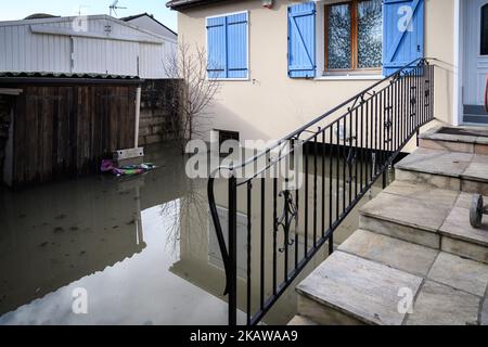 Am 26. Januar 2018 überschwemmen die seine in Villeneuve Saint Georges und im Val de Marnes bei Paris, Frankreich. Die Bewohner werden für das Wochenende selbst organisiert, während der EFRE sich um einen Stromabschnitt bewarzt. (Foto von Julien Mattia/NurPhoto) Stockfoto