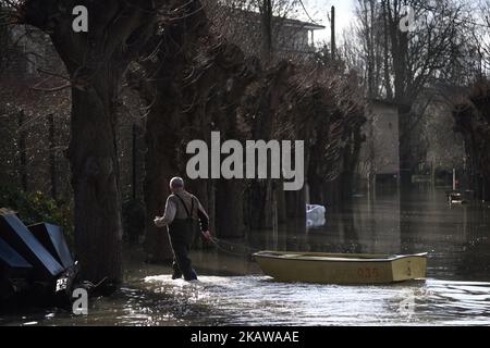 Am 26. Januar 2018 überschwemmen die seine in Villeneuve Saint Georges und im Val de Marnes bei Paris, Frankreich. Die Bewohner werden für das Wochenende selbst organisiert, während der EFRE sich um einen Stromabschnitt bewarzt. (Foto von Julien Mattia/NurPhoto) Stockfoto