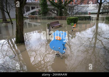 Am 26. Januar 2018 überschwemmen die seine in Villeneuve Saint Georges und im Val de Marnes bei Paris, Frankreich. Die Bewohner werden für das Wochenende selbst organisiert, während der EFRE sich um einen Stromabschnitt bewarzt. (Foto von Julien Mattia/NurPhoto) Stockfoto