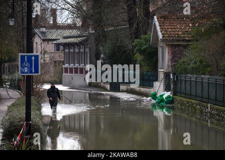 Am 26. Januar 2018 überschwemmen die seine in Villeneuve Saint Georges und im Val de Marnes bei Paris, Frankreich. Die Bewohner werden für das Wochenende selbst organisiert, während der EFRE sich um einen Stromabschnitt bewarzt. (Foto von Julien Mattia/NurPhoto) Stockfoto