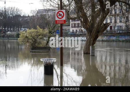 Am 26. Januar 2018 überschwemmen die seine in Villeneuve Saint Georges und im Val de Marnes bei Paris, Frankreich. Die Bewohner werden für das Wochenende selbst organisiert, während der EFRE sich um einen Stromabschnitt bewarzt. (Foto von Julien Mattia/NurPhoto) Stockfoto