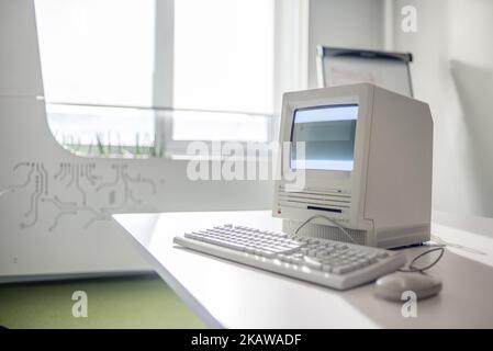 Macintosh SE FDHD, Erscheinungsdatum August 1989, ausgestellt am 26. Januar 2017 im Ukrainian Apple Museum von MacPaw in Kiew, Ukraine. Der ukrainische Entwickler MacPaw hat im Büro des Unternehmens in Kiew das Apple Hardware Museum eröffnet. Die Sammlung umfasst mehr als 70 originale Macintosh-Modelle aus den Jahren 1981 bis 2017. (Foto von Oleksandr Rupeta/NurPhoto) Stockfoto