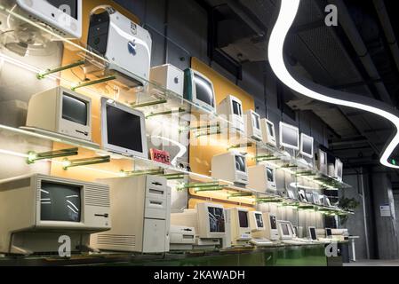 Macintosh-Modelle wurden am 26. Januar 2017 im ukrainischen Apple Museum von MacPaw in Kiew, Ukraine, ausgestellt. Der ukrainische Entwickler MacPaw hat im Büro des Unternehmens in Kiew das Apple Hardware Museum eröffnet. Die Sammlung umfasst mehr als 70 originale Macintosh-Modelle aus den Jahren 1981 bis 2017. (Foto von Oleksandr Rupeta/NurPhoto) Stockfoto