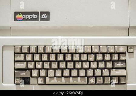 Apple Iie, Erscheinungsdatum Januar 1983, ausgestellt am 26. Januar 2017 im ukrainischen Apple Museum von MacPaw in Kiew, Ukraine. Der ukrainische Entwickler MacPaw hat im Büro des Unternehmens in Kiew das Apple Hardware Museum eröffnet. Die Sammlung umfasst mehr als 70 originale Macintosh-Modelle aus den Jahren 1981 bis 2017. (Foto von Oleksandr Rupeta/NurPhoto) Stockfoto