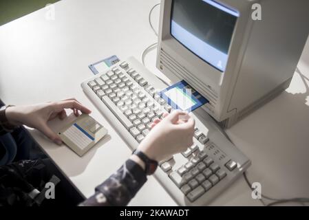 Ein Mitarbeiter zeigt Macintosh SE FDHD, Erscheinungsdatum August 1989, am 26. Januar 2017 im ukrainischen Apple Museum von MacPaw in Kiew, Ukraine. Der ukrainische Entwickler MacPaw hat im Büro des Unternehmens in Kiew das Apple Hardware Museum eröffnet. Die Sammlung umfasst mehr als 70 originale Macintosh-Modelle aus den Jahren 1981 bis 2017. (Foto von Oleksandr Rupeta/NurPhoto) Stockfoto