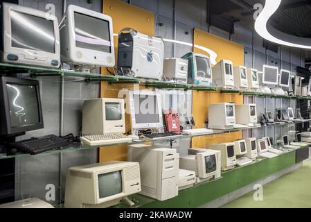 Macintosh-Modelle wurden am 26. Januar 2017 im ukrainischen Apple Museum von MacPaw in Kiew, Ukraine, ausgestellt. Der ukrainische Entwickler MacPaw hat im Büro des Unternehmens in Kiew das Apple Hardware Museum eröffnet. Die Sammlung umfasst mehr als 70 originale Macintosh-Modelle aus den Jahren 1981 bis 2017. (Foto von Oleksandr Rupeta/NurPhoto) Stockfoto