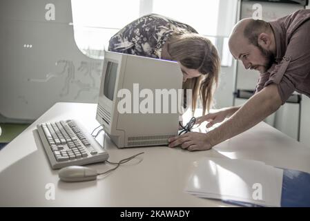 Mitarbeiter zeigen Macintosh SE FDHD, Erscheinungsdatum: 1989. August, am 26. Januar 2017 im ukrainischen Apple Museum von MacPaw in Kiew, Ukraine. Der ukrainische Entwickler MacPaw hat im Büro des Unternehmens in Kiew das Apple Hardware Museum eröffnet. Die Sammlung umfasst mehr als 70 originale Macintosh-Modelle aus den Jahren 1981 bis 2017. (Foto von Oleksandr Rupeta/NurPhoto) Stockfoto