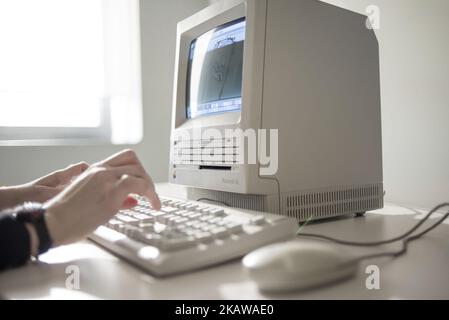 Ein Mitarbeiter zeigt Macintosh SE FDHD, Erscheinungsdatum August 1989, am 26. Januar 2017 im ukrainischen Apple Museum von MacPaw in Kiew, Ukraine. Der ukrainische Entwickler MacPaw hat im Büro des Unternehmens in Kiew das Apple Hardware Museum eröffnet. Die Sammlung umfasst mehr als 70 originale Macintosh-Modelle aus den Jahren 1981 bis 2017. (Foto von Oleksandr Rupeta/NurPhoto) Stockfoto