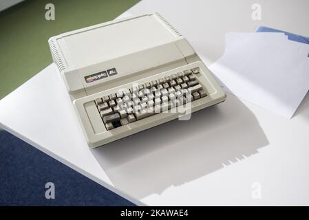 Apple Iie, Erscheinungsdatum Januar 1983, ausgestellt am 26. Januar 2017 im ukrainischen Apple Museum von MacPaw in Kiew, Ukraine. Der ukrainische Entwickler MacPaw hat im Büro des Unternehmens in Kiew das Apple Hardware Museum eröffnet. Die Sammlung umfasst mehr als 70 originale Macintosh-Modelle aus den Jahren 1981 bis 2017. (Foto von Oleksandr Rupeta/NurPhoto) Stockfoto