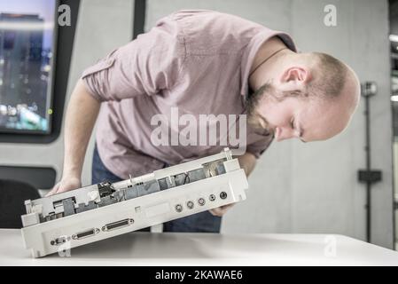 Ein Mitarbeiter zeigt Macintosh Portable am 1989. September im ukrainischen Apple Museum von MacPaw in Kiew, Ukraine, am 26. Januar 2017. Der ukrainische Entwickler MacPaw hat im Büro des Unternehmens in Kiew das Apple Hardware Museum eröffnet. Die Sammlung umfasst mehr als 70 originale Macintosh-Modelle aus den Jahren 1981 bis 2017. (Foto von Oleksandr Rupeta/NurPhoto) Stockfoto