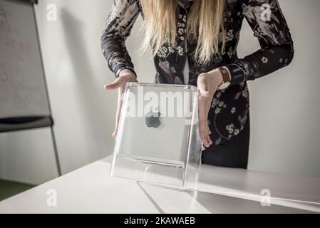 Ein Mitarbeiter zeigt Power Mac G4 Cube, Erscheinungsdatum 2000. Juli, am 26. Januar 2017 im ukrainischen Apple Museum von MacPaw in Kiew, Ukraine. Der ukrainische Entwickler MacPaw hat im Büro des Unternehmens in Kiew das Apple Hardware Museum eröffnet. Die Sammlung umfasst mehr als 70 originale Macintosh-Modelle aus den Jahren 1981 bis 2017. (Foto von Oleksandr Rupeta/NurPhoto) Stockfoto