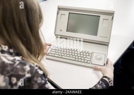 Ein Mitarbeiter zeigt Macintosh Portable am 1989. September im ukrainischen Apple Museum von MacPaw in Kiew, Ukraine, am 26. Januar 2017. Der ukrainische Entwickler MacPaw hat im Büro des Unternehmens in Kiew das Apple Hardware Museum eröffnet. Die Sammlung umfasst mehr als 70 originale Macintosh-Modelle aus den Jahren 1981 bis 2017. (Foto von Oleksandr Rupeta/NurPhoto) Stockfoto