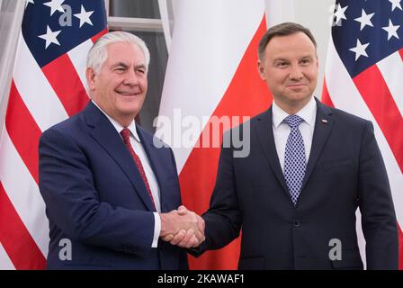 Der polnische Präsident Andrzej Duda (R) und der US-Außenminister Rex Tillerson schütteln sich bei ihrem Treffen am 26. Januar 2018 im Schloss Belvedere in Warschau die Hände. (Foto von Mateusz Wlodarczyk/NurPhoto) Stockfoto
