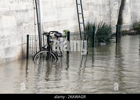 Ein überflutetes Ufer der seine am 26. Januar 2018, als die seine, Die Stadt, die durch die französische Hauptstadt Paris verläuft, wird voraussichtlich bis zu 6,2 Meter (20,3 Fuß) auf einer Skala erreichen, mit der sie bis Januar 27 ihren Stand messen konnte und damit vier bis fünf Meter über ihrer normalen Höhe liegt. Die seine setzte ihren unerbittlichen Anstieg fort, der Kais mit schlammigem Wasser überschwemmte und Museen in Notsituationen brachte, als Rekordniederschläge Flüsse über ihre Ufer im Nordosten Frankreichs trieben. (Foto von Michel Stoupak/NurPhoto) Stockfoto