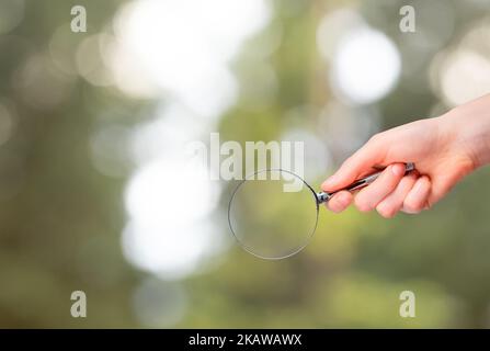 Erforschung der Natur Konzept. Hand halten Lupe, studieren Umwelt, Ökologie. Hochwertige Fotos Stockfoto