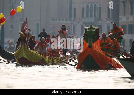 Ruderer in Kostümen segeln während der Karnevalsregatta zur Eröffnung des Karnevals von Venedig 2018 am 28. Januar 2018 in Venedig, Italien, entlang des Canale Grande. Das Thema für die Ausgabe 2018 des Karnevals in Venedig ist „Spielen“ und wird vom 27. Januar bis 13. Februar laufen. (Foto von Matteo Chinellato/NurPhoto) Stockfoto