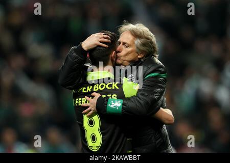 Der portugiesische Trainer Jorge Jesus (R) von Sporting und der portugiesische Mittelfeldspieler Bruno Fernandes (L) von Sporting feiern am 27. Januar 2018 im Municipal de Braga Stadium in Braga den Sieg im Spiel beim Finale des portugiesischen League Cup 2017/18, dem Spiel zwischen Vitoria FC und Sporting CP. (Foto von Paulo Oliveira / DPI / NurPhoto) Stockfoto