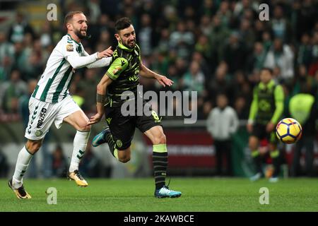 Der portugiesische Mittelfeldspieler Bruno Fernandes (R) von Sporting im Einsatz mit Setubals portugiesischem Verteidiger Pedro Pinto (L) während des Finales des portugiesischen Ligapokals 2017/18, einem Spiel zwischen Vitoria FC und Sporting CP, am 27. Januar 2018 im Municipal de Braga Stadium in Braga. (Foto von Paulo Oliveira / DPI / NurPhoto) Stockfoto