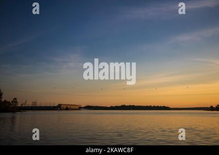 Ein wunderschöner, lebhafter Sonnenuntergang über dem Ottawa River am Himmel am Abend Stockfoto