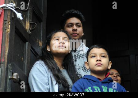 An der Seite von gewählten Beamten, Geistlichen und Gemeindeaktivisten treten die vier undokumentierten Kinder von Camela Apolonio Hernandez am 29. Januar 2108 in der Advocate Church in North Philadelphia, PA, aus dem Heiligtum heraus. Die vier beabsichtigen, zum ersten Mal, seit die Familie einen Abschiebebefehl erhalten hat, wieder zur Schule zu gehen. (Foto von Bastiaan Slabbers/NurPhoto) Stockfoto