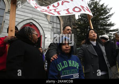 An der Seite von gewählten Beamten, Geistlichen und Gemeindeaktivisten treten die vier undokumentierten Kinder von Camela Apolonio Hernandez am 29. Januar 2108 in der Advocate Church in North Philadelphia, PA, aus dem Heiligtum heraus. Die vier beabsichtigen, zum ersten Mal, seit die Familie einen Abschiebebefehl erhalten hat, wieder zur Schule zu gehen. (Foto von Bastiaan Slabbers/NurPhoto) Stockfoto