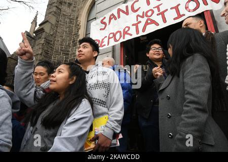 An der Seite von gewählten Beamten, Geistlichen und Gemeindeaktivisten treten die vier undokumentierten Kinder von Camela Apolonio Hernandez am 29. Januar 2108 in der Advocate Church in North Philadelphia, PA, aus dem Heiligtum heraus. Die vier beabsichtigen, zum ersten Mal, seit die Familie einen Abschiebebefehl erhalten hat, wieder zur Schule zu gehen. (Foto von Bastiaan Slabbers/NurPhoto) Stockfoto