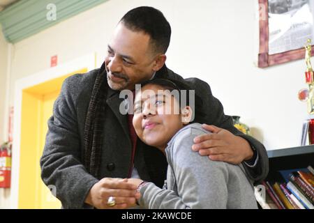 An der Seite von gewählten Beamten, Geistlichen und Gemeindeaktivisten treten die vier undokumentierten Kinder von Camela Apolonio Hernandez am 29. Januar 2108 in der Advocate Church in North Philadelphia, PA, aus dem Heiligtum heraus. Die vier beabsichtigen, zum ersten Mal, seit die Familie einen Abschiebebefehl erhalten hat, wieder zur Schule zu gehen. (Foto von Bastiaan Slabbers/NurPhoto) Stockfoto