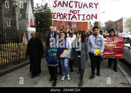 An der Seite von gewählten Beamten, Geistlichen und Gemeindeaktivisten treten die vier undokumentierten Kinder von Camela Apolonio Hernandez am 29. Januar 2108 in der Advocate Church in North Philadelphia, PA, aus dem Heiligtum heraus. Die vier beabsichtigen, zum ersten Mal, seit die Familie einen Abschiebebefehl erhalten hat, wieder zur Schule zu gehen. (Foto von Bastiaan Slabbers/NurPhoto) Stockfoto