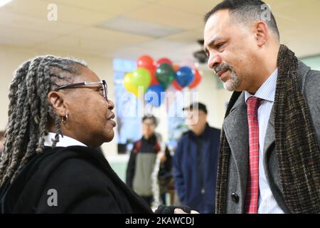 An der Seite von gewählten Beamten, Geistlichen und Gemeindeaktivisten treten die vier undokumentierten Kinder von Camela Apolonio Hernandez am 29. Januar 2108 in der Advocate Church in North Philadelphia, PA, aus dem Heiligtum heraus. Die vier beabsichtigen, zum ersten Mal, seit die Familie einen Abschiebebefehl erhalten hat, wieder zur Schule zu gehen. (Foto von Bastiaan Slabbers/NurPhoto) Stockfoto