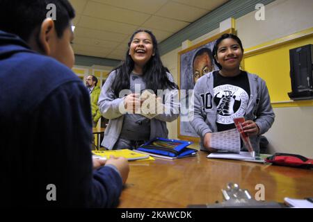 An der Seite von gewählten Beamten, Geistlichen und Gemeindeaktivisten treten die vier undokumentierten Kinder von Camela Apolonio Hernandez am 29. Januar 2108 in der Advocate Church in North Philadelphia, PA, aus dem Heiligtum heraus. Die vier beabsichtigen, zum ersten Mal, seit die Familie einen Abschiebebefehl erhalten hat, wieder zur Schule zu gehen. (Foto von Bastiaan Slabbers/NurPhoto) Stockfoto