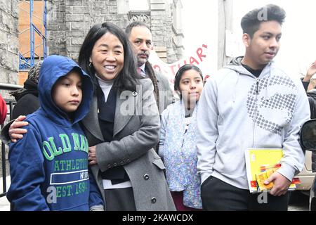 An der Seite von gewählten Beamten, Geistlichen und Gemeindeaktivisten treten die vier undokumentierten Kinder von Camela Apolonio Hernandez am 29. Januar 2108 in der Advocate Church in North Philadelphia, PA, aus dem Heiligtum heraus. Die vier beabsichtigen, zum ersten Mal, seit die Familie einen Abschiebebefehl erhalten hat, wieder zur Schule zu gehen. (Foto von Bastiaan Slabbers/NurPhoto) Stockfoto