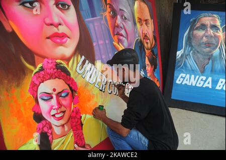 Bangladeschischer Künstler, der am 30. Januar 2018 in der Altstadt von Dhaka, Bangladesch, ein Filmbanner zeichnet. Film Bannermalerei ist eines der ausgestorbenen Kunstwerke in Bangladesch. (Foto von Mamunur Rashid/NurPhoto) Stockfoto