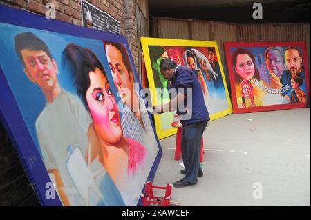 Bangladeschischer Künstler, der am 30. Januar 2018 in der Altstadt von Dhaka, Bangladesch, ein Filmbanner zeichnet. Film Bannermalerei ist eines der ausgestorbenen Kunstwerke in Bangladesch. (Foto von Mamunur Rashid/NurPhoto) Stockfoto