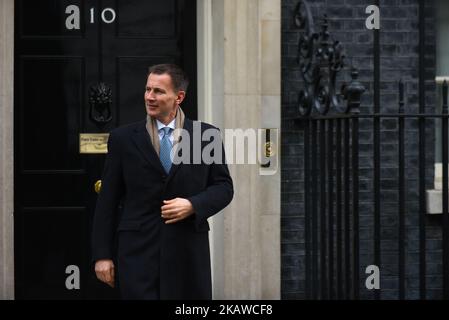 Gesundheitsminister Jeremy Hunt verlässt die Nummer 10 nach einer Kabinettssitzung in der Downing Street am 30. Januar 2018 in London, England. Nach einer durchgesickerten Regierungsanalyse über die wirtschaftlichen Auswirkungen eines Austritts aus der EU würde der Brexit Großbritannien in drei möglichen Szenarien schlechter werden: Ein umfassendes Freihandelsabkommen, Zugang zum Binnenmarkt und überhaupt kein Abkommen. Das Dokument sollte diese Woche vertraulich den Ministern des Kabinetts gezeigt werden, wurde aber in einer peinlichen Entwicklung für Theresa May und David Davis, den Brexit-Sekretär, durchgesickert. (Foto von Alberto Pezzali/NurPhoto) Stockfoto