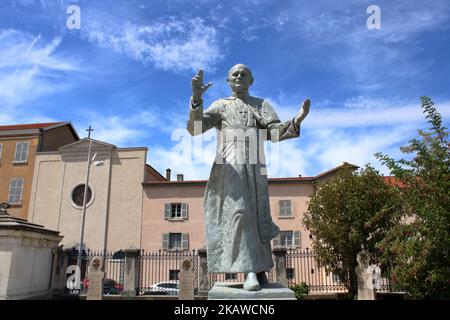 Bronzestatue von Papst Johannes Paul II. Von Elisabeth Cibot vor der Basilika Notre-Dame de Fourvière in der Altstadt von Lyon, Frankreich. Stockfoto