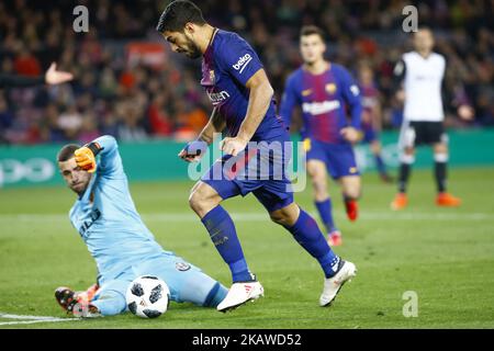 Barcelona-Stürmer Luis Suarez (9) und Valencia-Torwart Jaume Domenech (1) während des Spiels zwischen FC Barcelona und Valencia, des spanischen King's Cup Halbfinales, gespielt im Camp Nou Stadium am 1.. Februar 2018 in Barcelona. (Foto von Urbanandsport/NurPhoto) Stockfoto