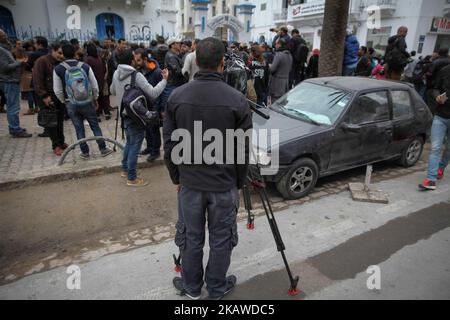 Tunesische Journalisten, die am 2. Februar 2018 bei einer Demonstration unter dem Motto ‘Tunesische Presse in Wut’ vor dem Hauptsitz der Nationalen Union tunesischer Journalisten (SNJT) in Tunis gesehen wurden, um gegen Verletzungen der Medienfreiheit, Polizeigewalt, Druck, Drohungen gegen tunesische Journalisten und ausländische Journalisten, die in Tunesien arbeiten. Tunesische Journalisten forderten auch die Pressefreiheit und die Redefreiheit. (Foto von Chedly Ben Ibrahim/NurPhoto) Stockfoto