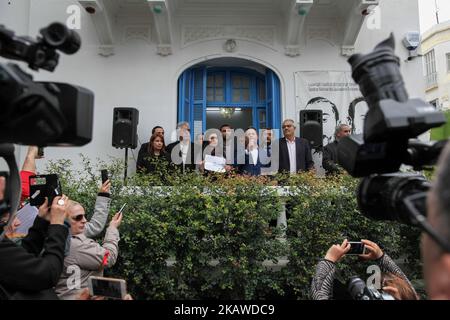 Neji Bghouri (C), Präsident der Nationalen Union der tunesischen Journalisten (SNJT), hat am 2. Februar 2018 in Tunis eine Rede vor dem Hauptsitz der Nationalen Union der tunesischen Journalisten (SNJT) vor dem Motto ‘Tunisian press in Anger’ gehalten, um gegen die Verletzungen der Medienfreiheit zu protestieren. Polizeigewalt, Druck, Drohungen gegen tunesische Journalisten und ausländische Journalisten, die in Tunesien arbeiten. Tunesische Journalisten forderten auch die Pressefreiheit und die Redefreiheit. (Foto von Chedly Ben Ibrahim/NurPhoto) Stockfoto