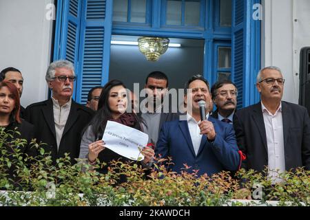 Neji Bghouri (2R), Präsident der Nationalen Union tunesischer Journalisten (SNJT), hat am 2. Februar 2018 in Tunis eine Rede vor dem Hauptsitz der Nationalen Union tunesischer Journalisten (SNJT) vor dem Motto ‘Tunisian press in Anger’ gehalten, um gegen die Verletzungen der Medienfreiheit zu protestieren. Polizeigewalt, Druck, Drohungen gegen tunesische Journalisten und ausländische Journalisten, die in Tunesien arbeiten. Tunesische Journalisten forderten auch die Pressefreiheit und die Redefreiheit. (Foto von Chedly Ben Ibrahim/NurPhoto) Stockfoto