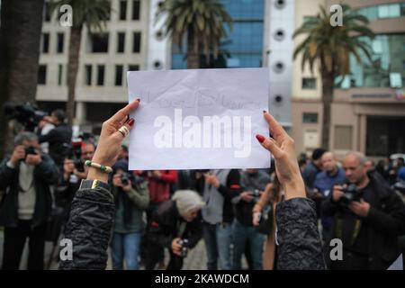 Während einer Demonstration, die unter dem Motto ‘Tunesische Presse in Wut’ am 2. Februar 2018 vor dem Hauptsitz der Nationalen Union tunesischer Journalisten (SNJT) in Tunis stattfand, um gegen Verletzungen der Medienfreiheit, Polizeigewalt, Druck und Drohungen gegen tunesische Journalisten und gegen ausländische Journalisten, die in Tunesien arbeiten, zu protestieren. Tunesische Journalisten forderten auch die Pressefreiheit und die Redefreiheit. (Foto von Chedly Ben Ibrahim/NurPhoto) Stockfoto