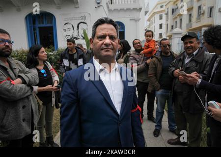 Neji Bghouri, Präsident der Nationalen Union der tunesischen Journalisten (SNJT), posiert für Bilder während einer Demonstration unter dem Motto ‘Tunesische Presse in Wut’, vor dem Hauptsitz der Nationalen Union der tunesischen Journalisten (SNJT), am 2. Februar 2018 in Tunis, um gegen die Verletzungen der Medienfreiheit, Polizeigewalt, Druck und Drohungen gegen tunesische Journalisten und ausländische Journalisten, die in Tunesien arbeiten. Tunesische Journalisten forderten auch die Pressefreiheit und die Redefreiheit. (Foto von Chedly Ben Ibrahim/NurPhoto) Stockfoto