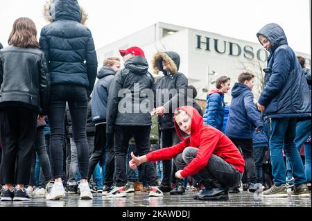 One Billion Rising Event findet am 2. Februar 2018 zum sechsten Mal in der niederländischen Stadt Tilburg, Niederlande, statt. Das Thema des Aufstands in Solidarität gegen die Ausbeutung von Frauen steht weiterhin im Mittelpunkt von One Billion Rising 2018. In diesem Jahr werden mehr als 350 junge Menschen steigen. Sie sind Schüler der Fontys School of Fine and Performing Arts (Abteilungen Tanzpädagogik und Musicaltheater), aber auch Schüler der weiterführenden Schulen 2college Jozefmavo, De Nieuwste School und Willem II College und Menschen vom Flüchtlingshilfszentrum De Vrolijkheid. Aktivisten auf der ganzen Welt wenden die cal an Stockfoto