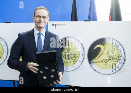 Berlins Bürgermeister Michael Müller von der Sozialdemokratischen Partei (SPD) überreicht am 2. Februar 2018 in Berlin die 2-Euro-Gedenkmünzen zu Ehren von Berlin und Helmut Schmidt. (Foto von Emmanuele Contini/NurPhoto) Stockfoto