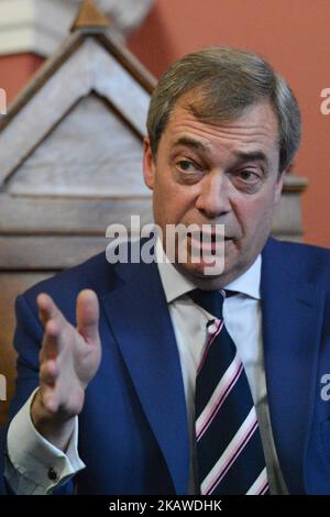 Nigel Farage, ein britischer Politiker und ehemaliger Vorsitzender der UK Independence Party, nimmt an einem Quastions and Answers-Treffen mit Studenten der Trinity College Historical Society über die anglo-irischen Beziehungen und die Zukunft Europas Teil. Am Freitag, den 2. Februar 2018, in Dublin, Irland. (Foto von Artur Widak/NurPhoto) Stockfoto