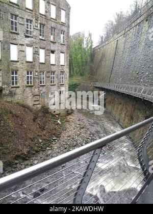 Der erhöhte Millennium Walkway neben der Torr Vale Mill im Torrs Riverside Park, New Mills Stockfoto