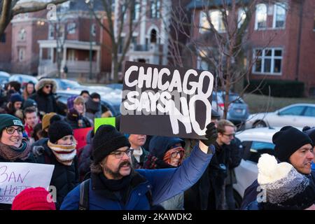 Demonstranten versammeln sich an der University of Chicago, um gegen eine bevorstehende Rede von Steve Bannon, dem ehemaligen Chefstrategen der Trump-Regierung und ehemaligen geschäftsführenden Vorsitzenden von Breitbart News, am 2. Februar 2018 in Chicago, Illinois, an der Universität zu protestieren. (Foto von Max Herman/NurPhoto) Stockfoto