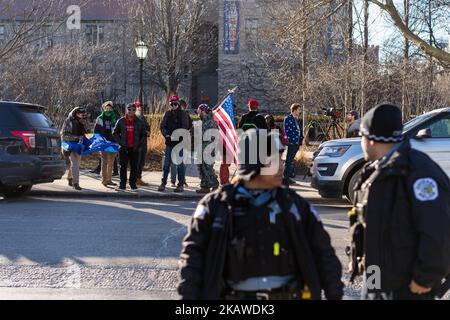 Die Chicagoer Polizisten blicken zurück, während die Anhänger von Präsident Trump am 2. Februar 2018 in Chicago, Illinois, einen Gegenprotest gegen die Demonstranten verübten, die sich gegen ein bevorstehendes Sprechengagement von Steve Bannon, dem ehemaligen Chefstrategen der Trump-Regierung und ehemaligen Executive Chairman von Breitbart News, an der Universität aussprach. (Foto von Max Herman/NurPhoto) Stockfoto