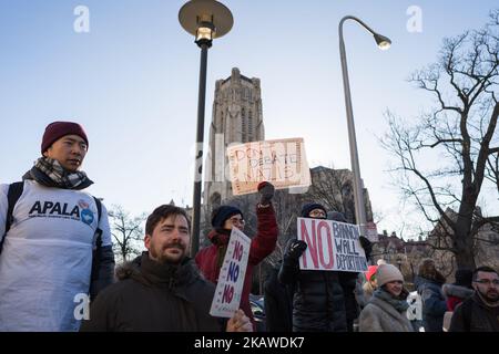 Demonstranten versammeln sich an der University of Chicago, um gegen eine bevorstehende Rede von Steve Bannon, dem ehemaligen Chefstrategen der Trump-Regierung und ehemaligen geschäftsführenden Vorsitzenden von Breitbart News, am 2. Februar 2018 in Chicago, Illinois, an der Universität zu protestieren. (Foto von Max Herman/NurPhoto) Stockfoto