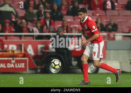 Benficas mexikanischer Stürmer Raul Jimenez in Aktion während des Fußballspiels SL Benfica gegen den FC Rio Ave am 3. Februar 2018 im Luz-Stadion in Lissabon, Portugal. ( Foto von Pedro FiÃºza/NurPhoto) Stockfoto